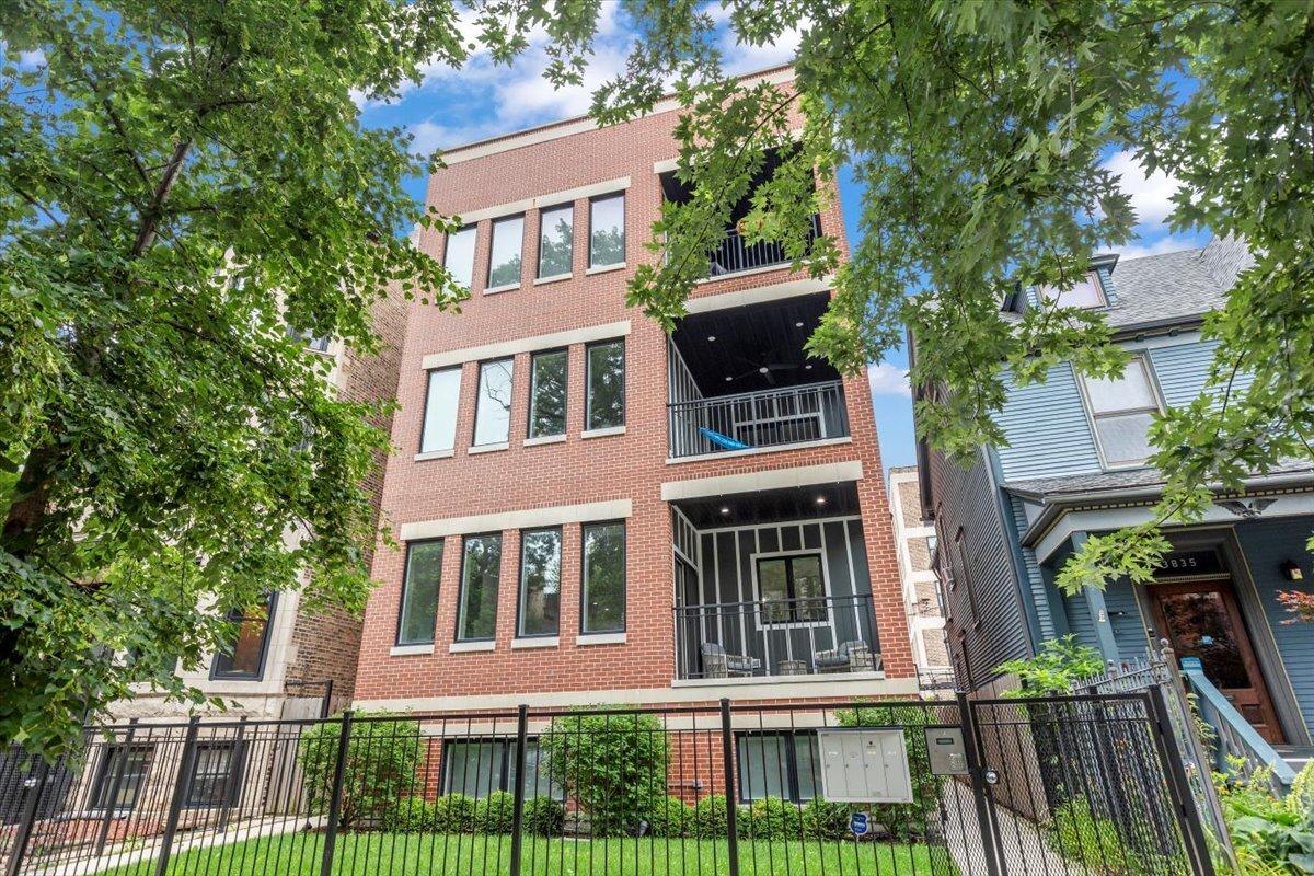 3837 N Kenmore Ave. #1E, Chicago, IL 60613