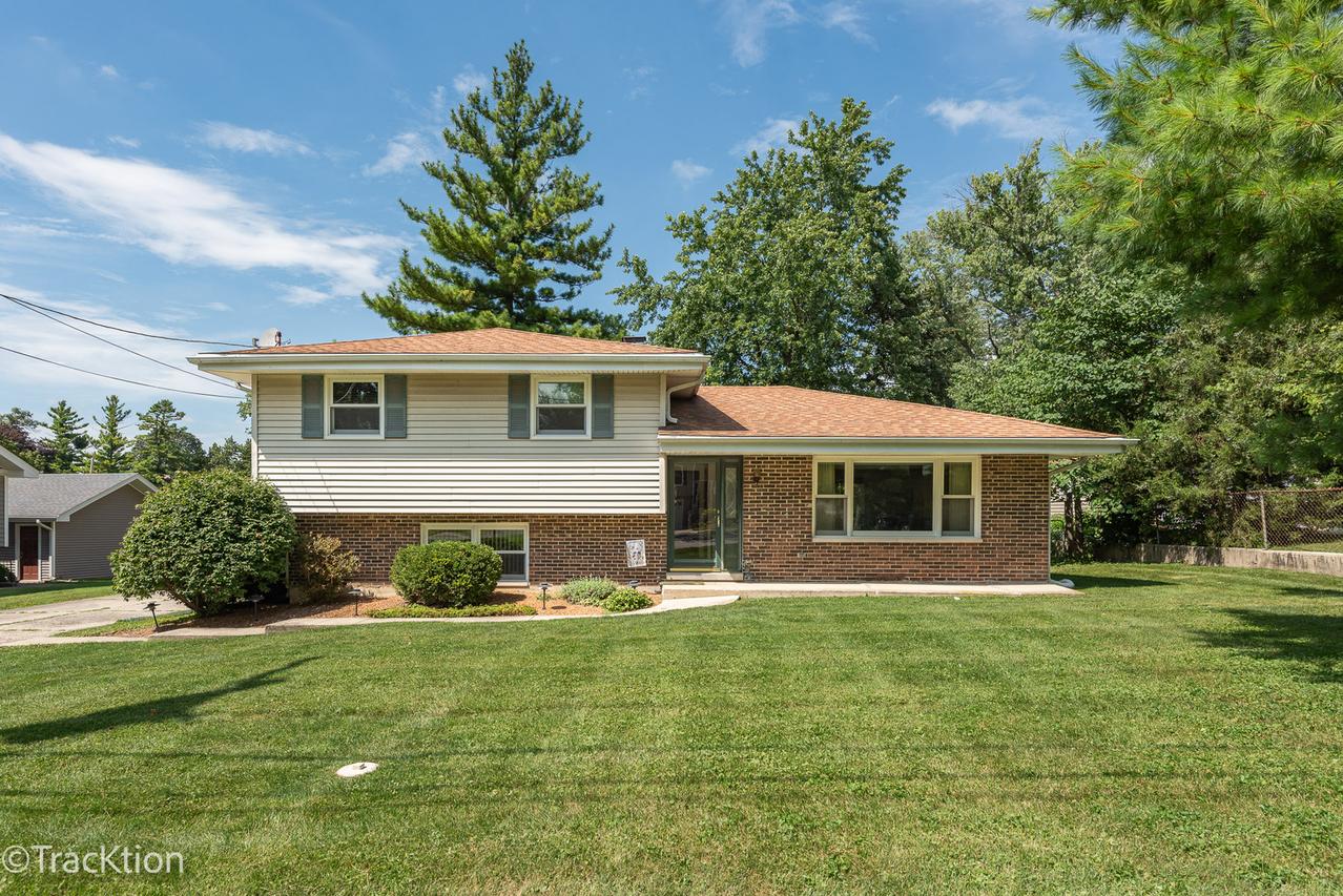 138 W Chicago Ave., Westmont, IL 60559