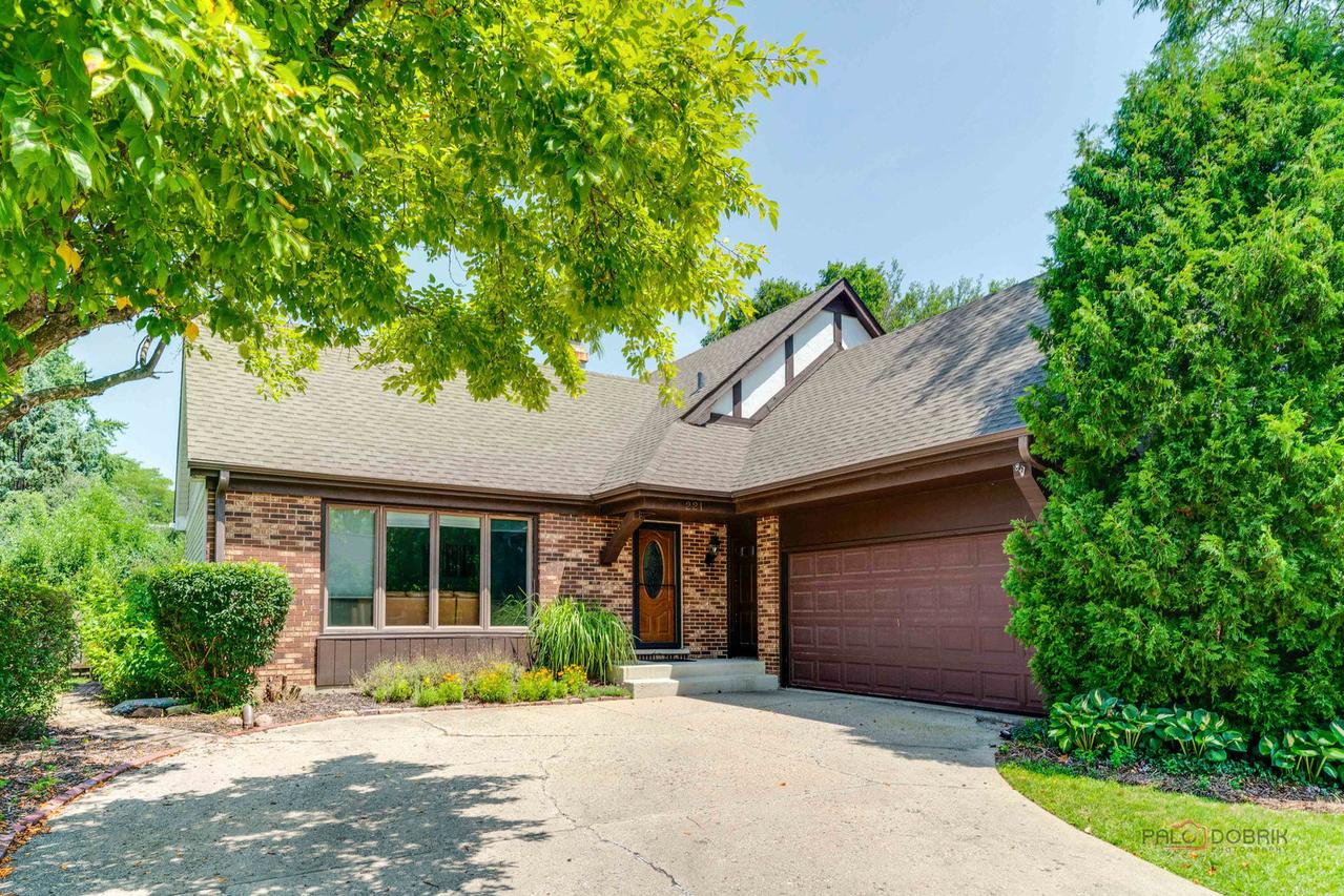 221 Alexandria Dr., Vernon Hills, IL 60061
