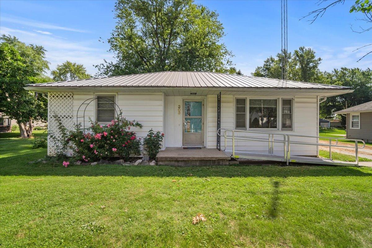 303 S Grove St., Colfax, IL 61728