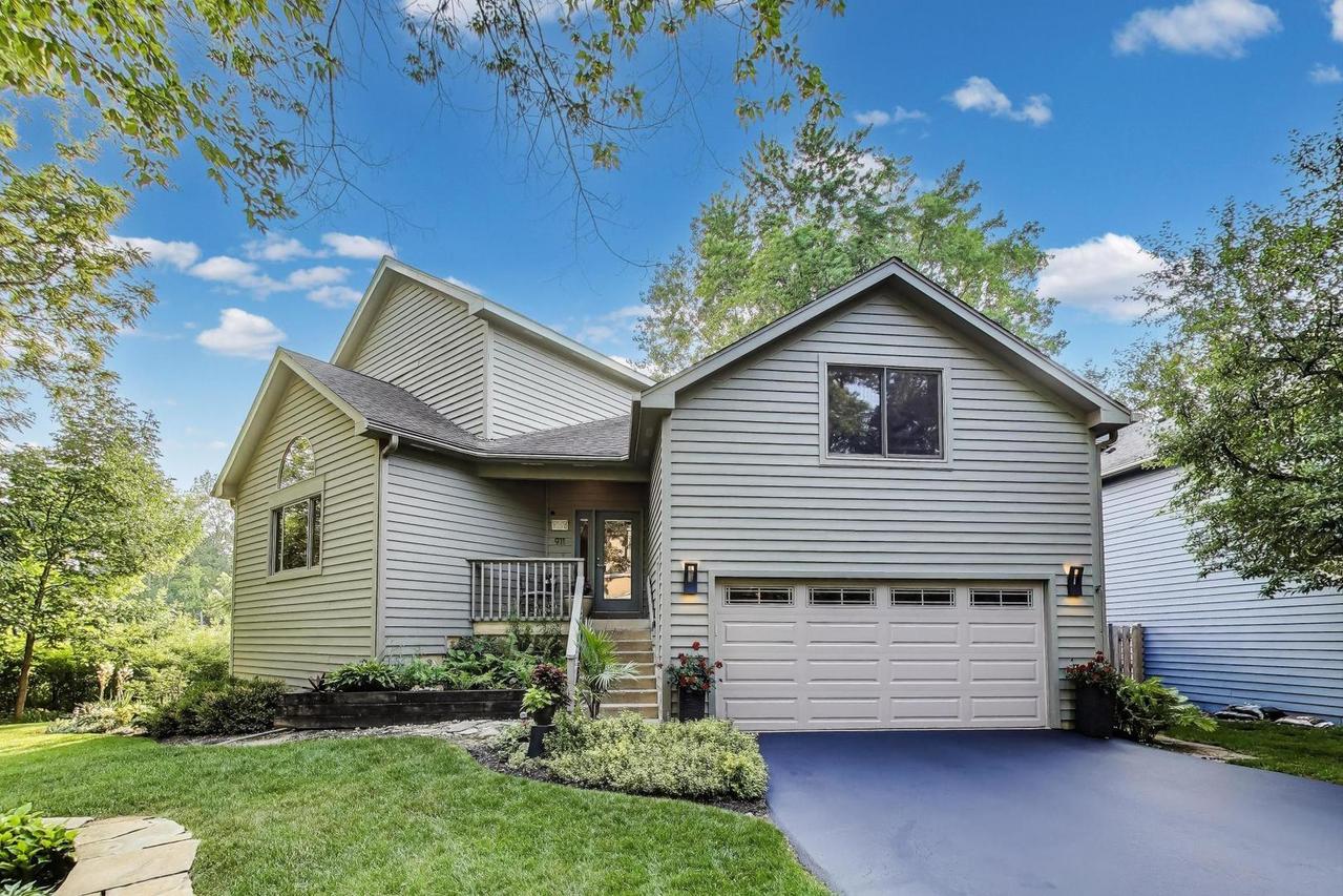 911 Woodland Rd., Wauconda, IL 60084