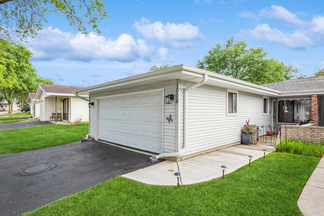 1008 Shannock Ln., Schaumburg, IL 60193