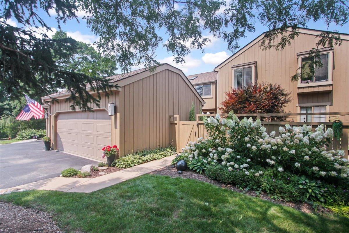 930 Oak Hill Rd., Lake Barrington, IL 60010
