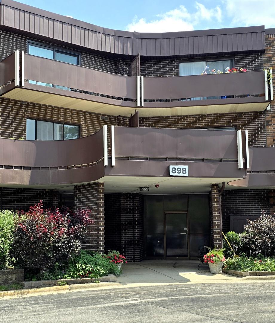 898 Wellington Ave. #202, Elk Grove Village, IL 60007