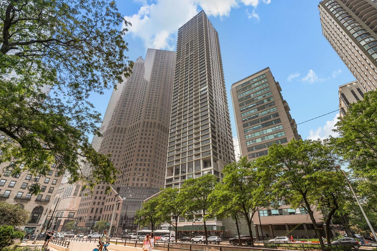 1000 N Lake Shore Plz. #9B, Chicago, IL 60611