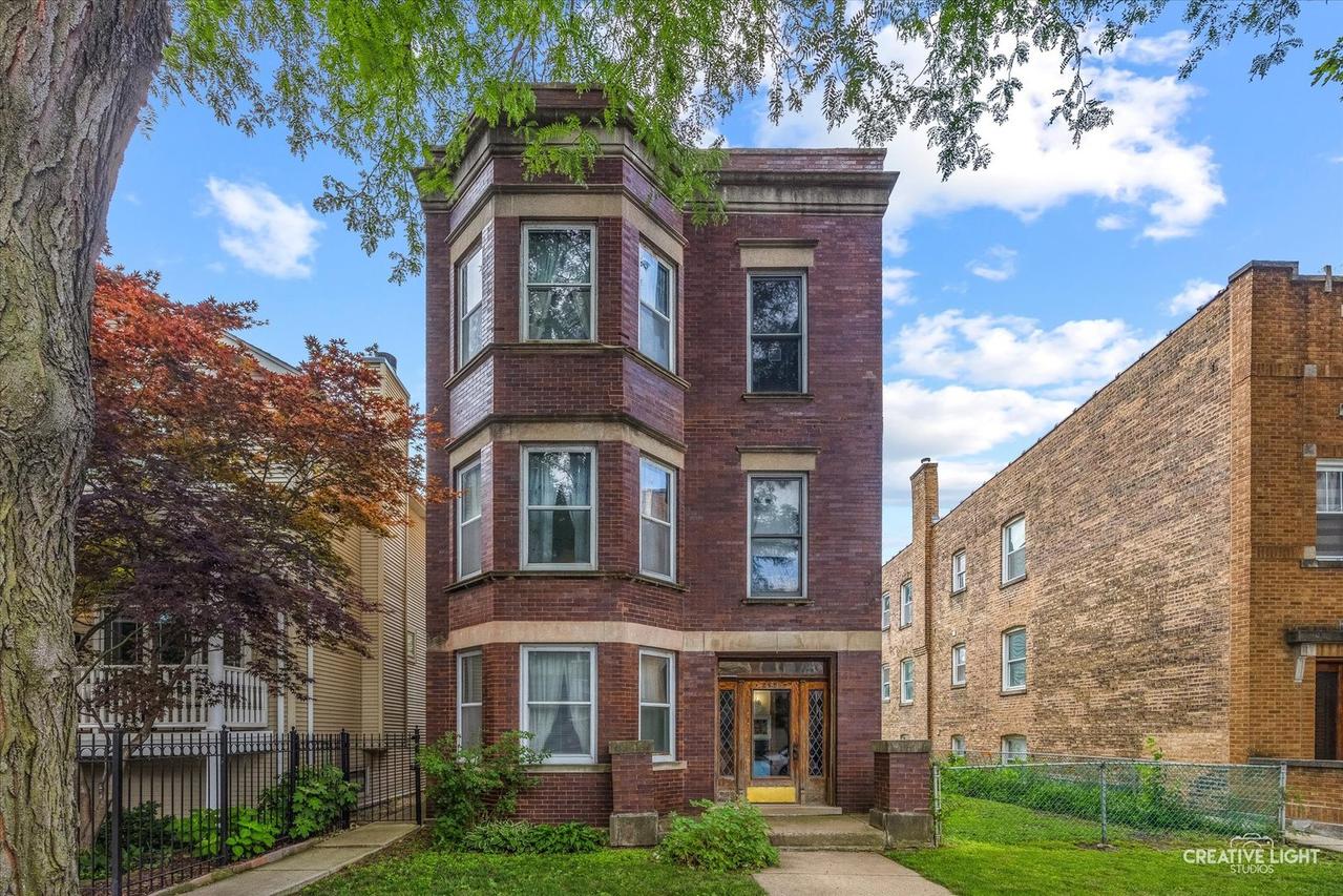 2439 W Pensacola Ave., Chicago, IL 60618