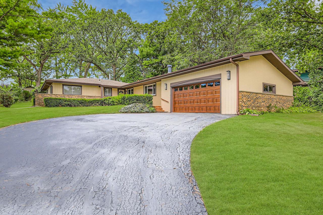 901 Banbury Rd., Mundelein, IL 60060