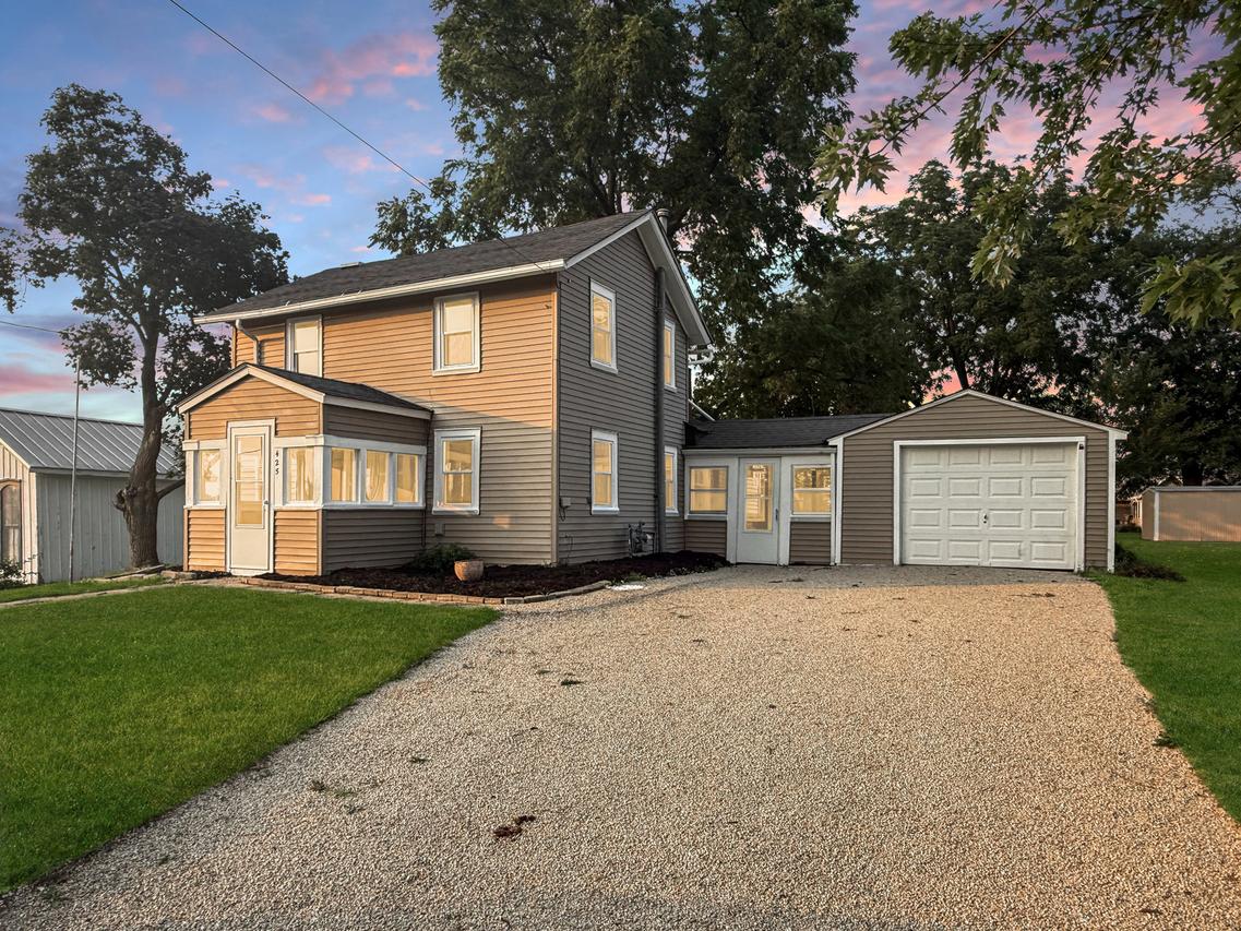 425 W Grove St., Lena, IL 61048