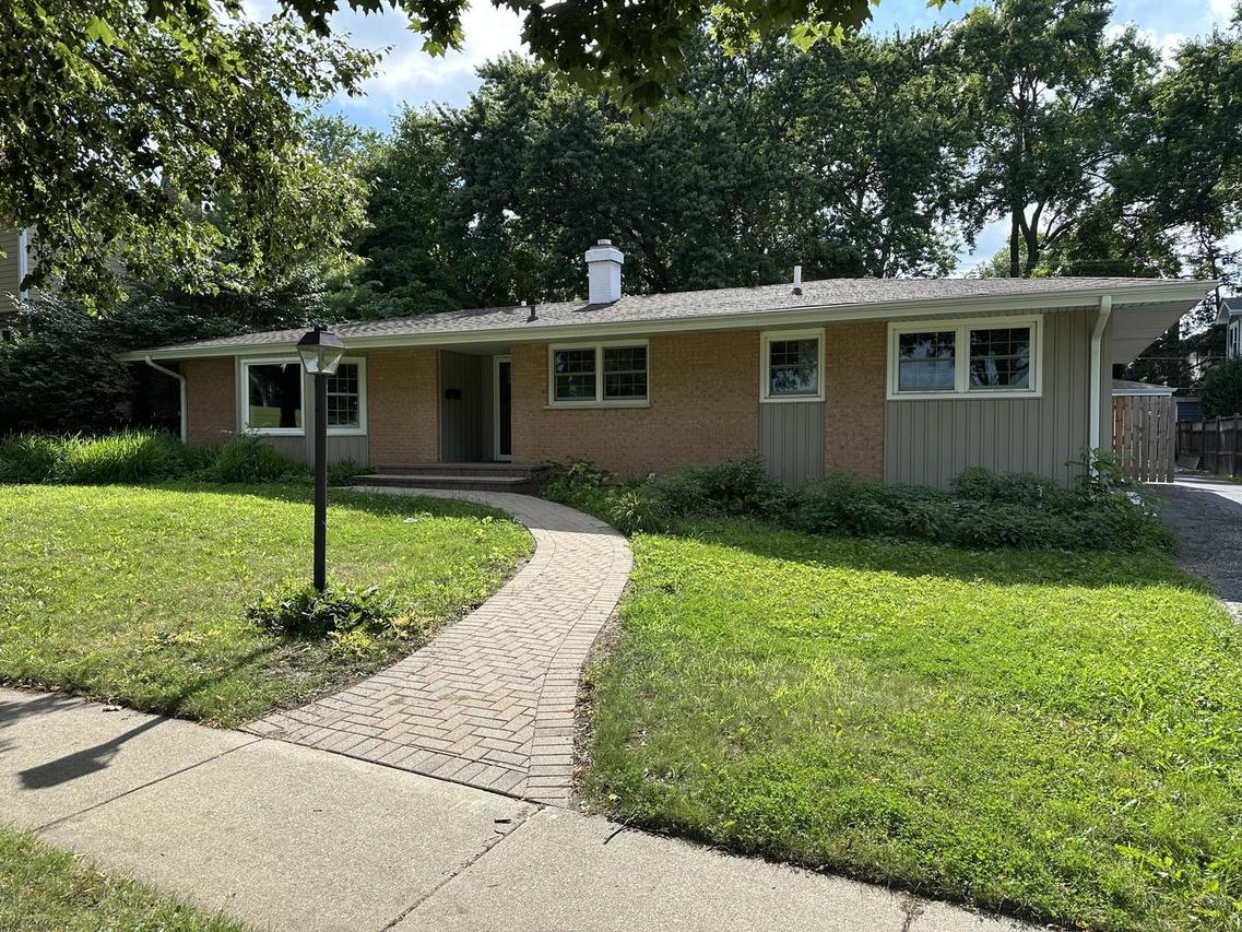 717 S 4th Ave., Libertyville, IL 60048