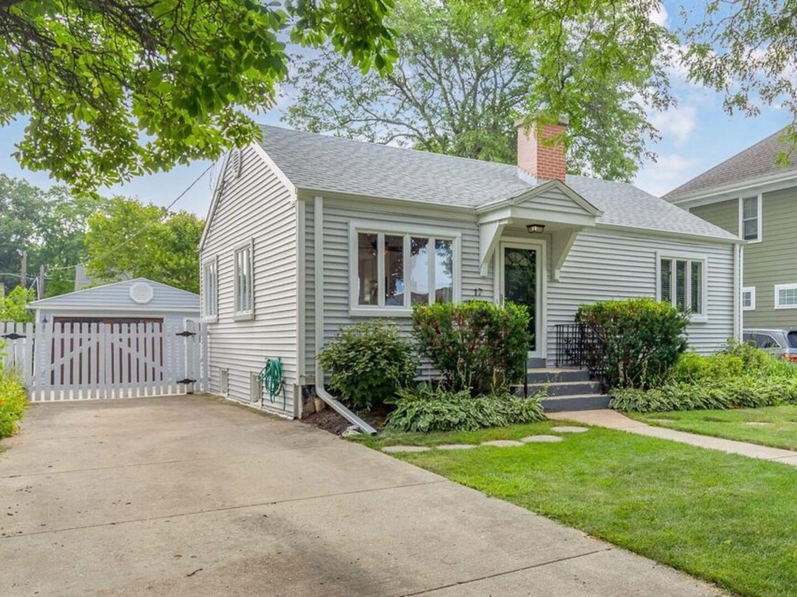 17 N Pine St., Mount Prospect, IL 60056