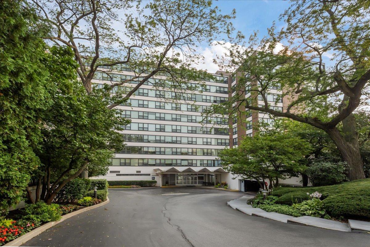 1616 Sheridan Rd. #8C, Wilmette, IL 60091