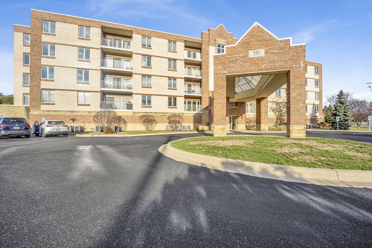 201 W Brush Hill Rd. #103, Elmhurst, IL 60126
