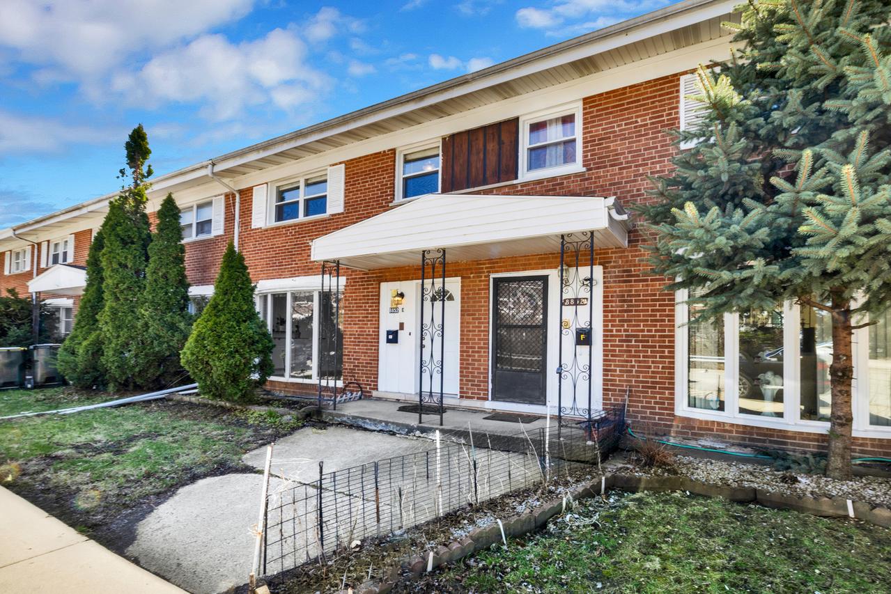 8852 Robin Dr. #E, Des Plaines, IL 60016