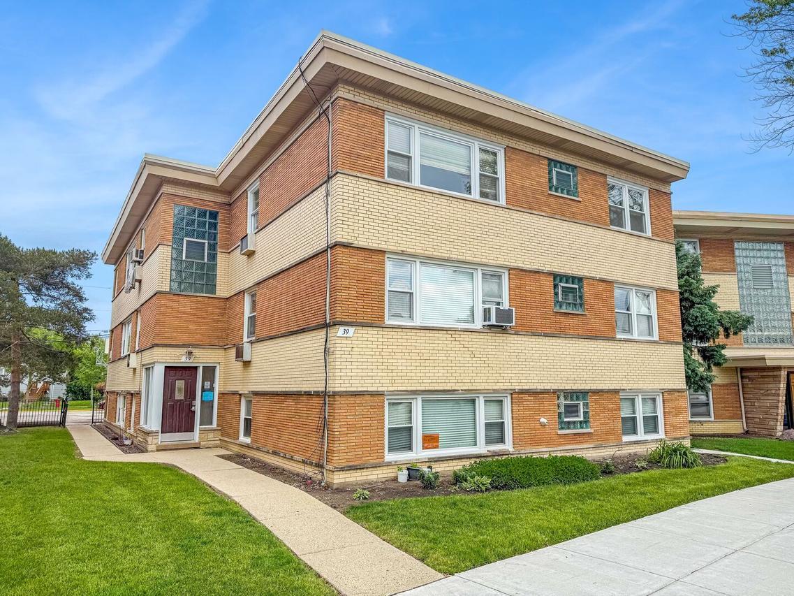 39 W Conti Pkwy. #2N, Elmwood Park, IL 60707