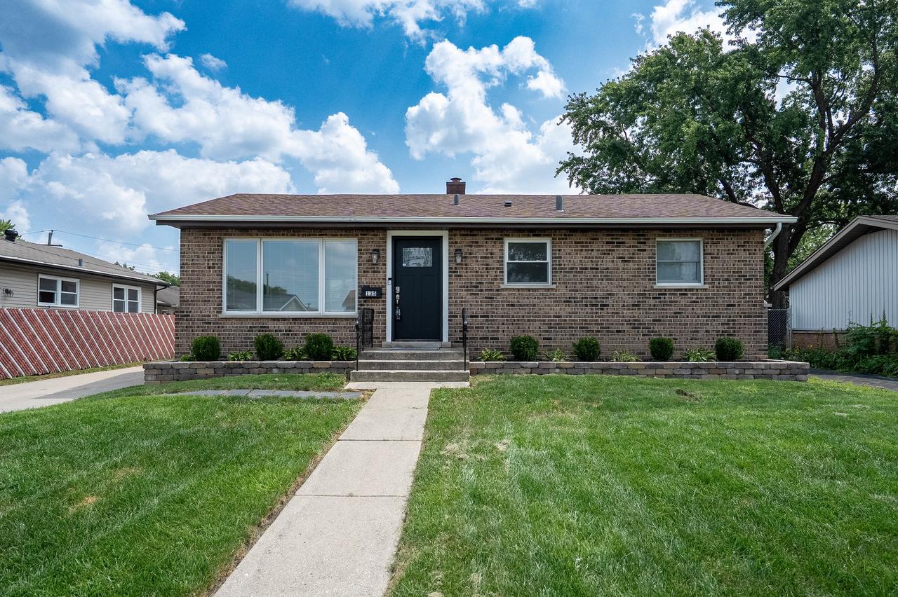 135 W Natalie Ln., Addison, IL 60101