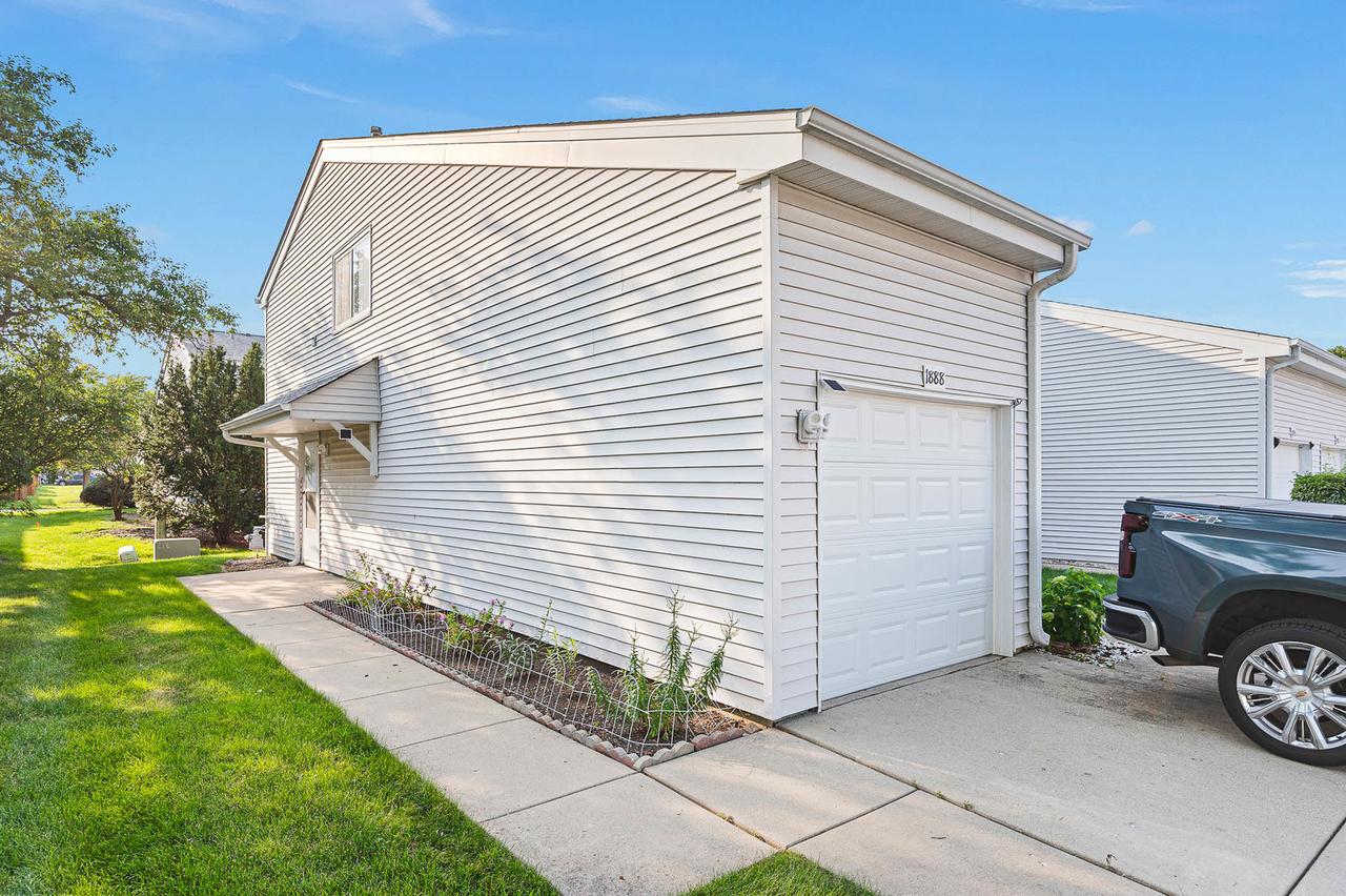 1888 Hickory St., Glendale Heights, IL 60139