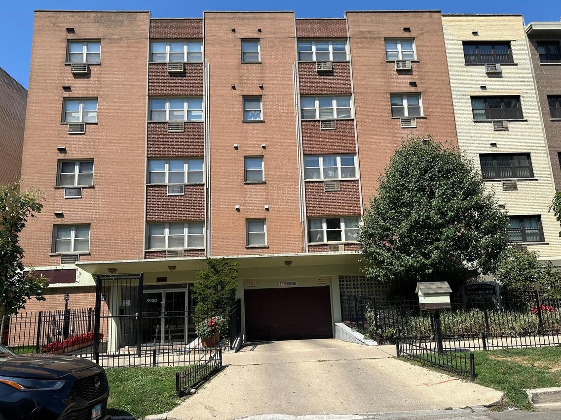 5950 N Kenmore Ave. #202, Chicago, IL 60660