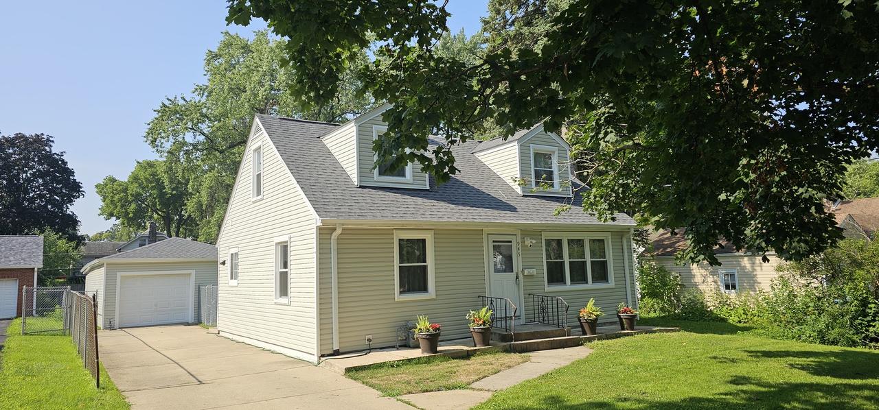 945 Ziegler Ave., Aurora, IL 60505