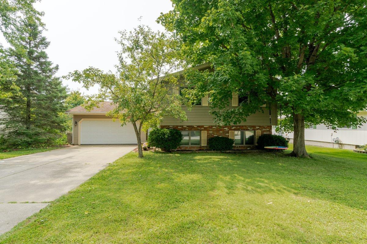 2207 Woodhavens Dr., Bloomington, IL 61701