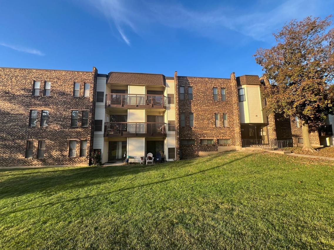 2263 Country Club Dr. #12, Woodridge, IL 60517