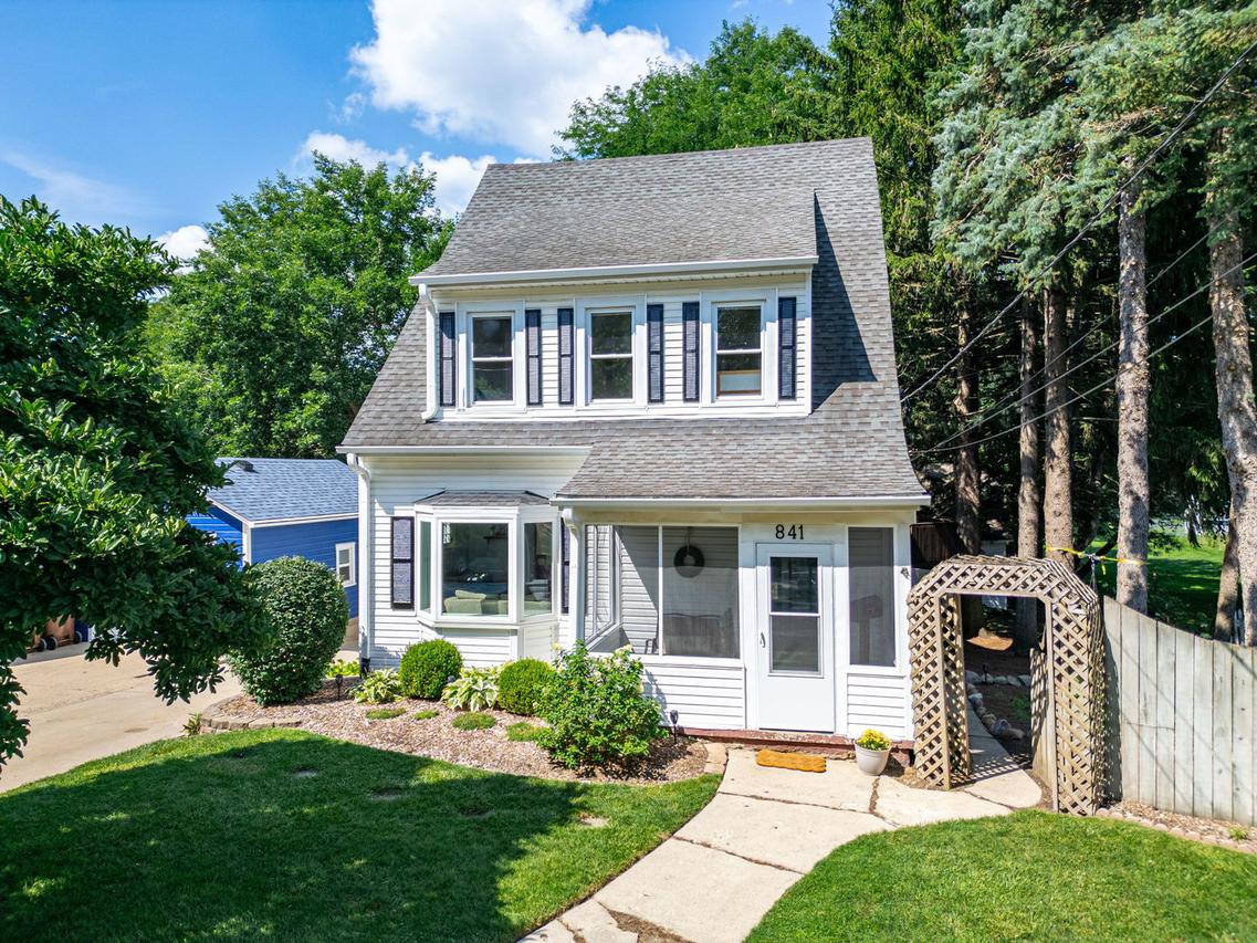 841 N Madison St., Woodstock, IL 60098