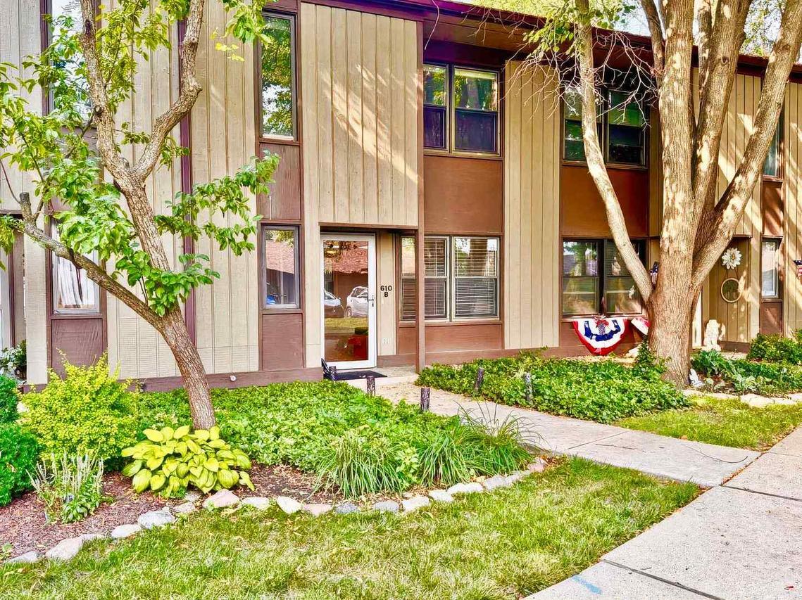 610 N Hough St. #B, Barrington, IL 60010