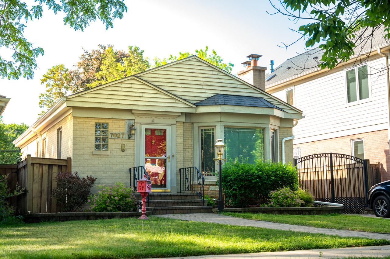 7027 N Mankato Ave., Chicago, IL 60646