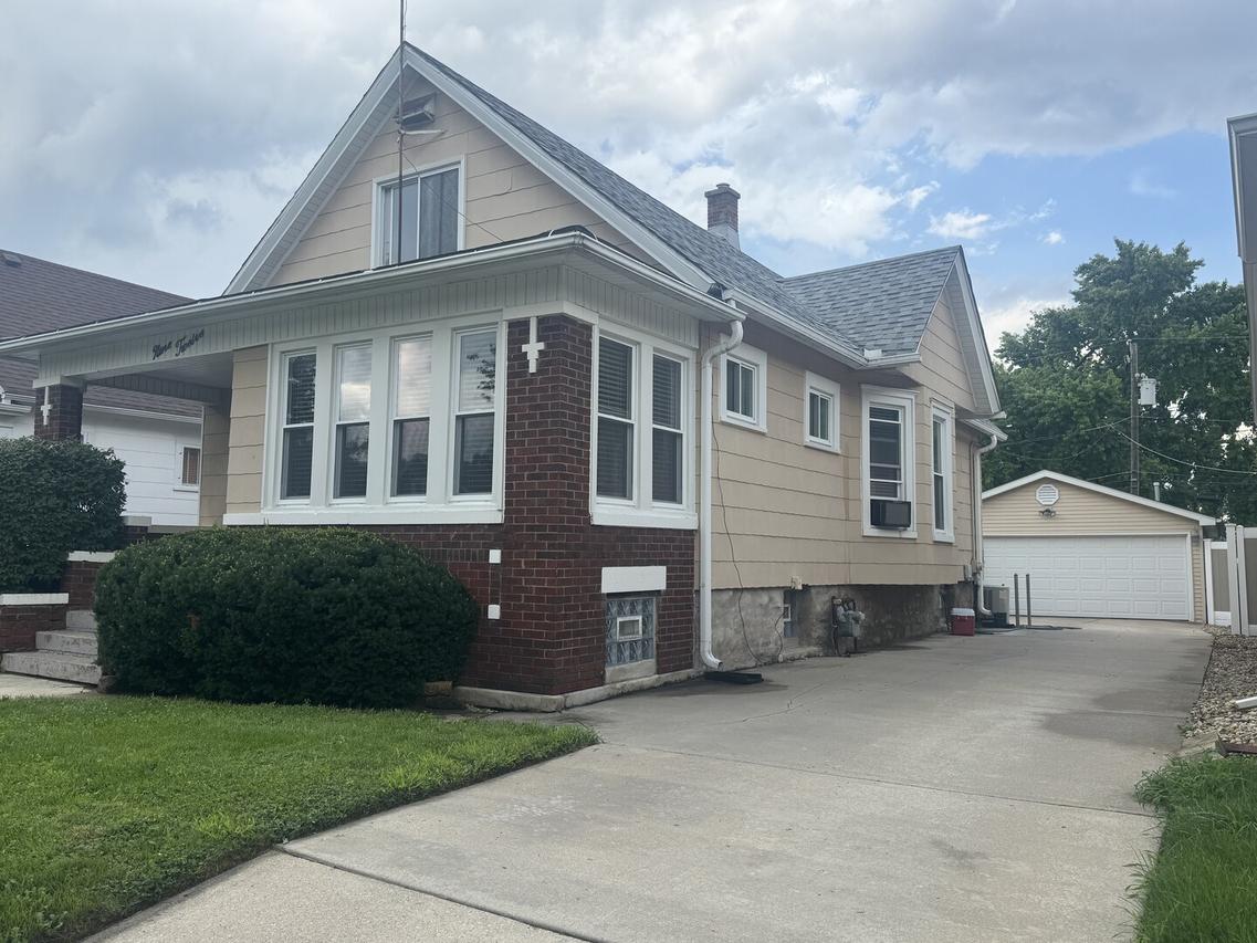 912 Vine St., Joliet, IL 60435