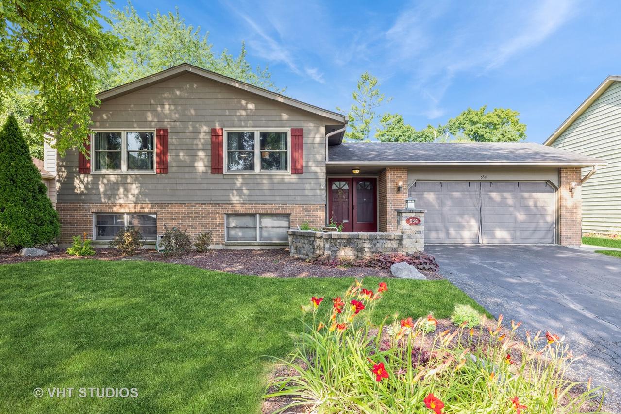 654 Blue Spruce Ln., Mundelein, IL 60060