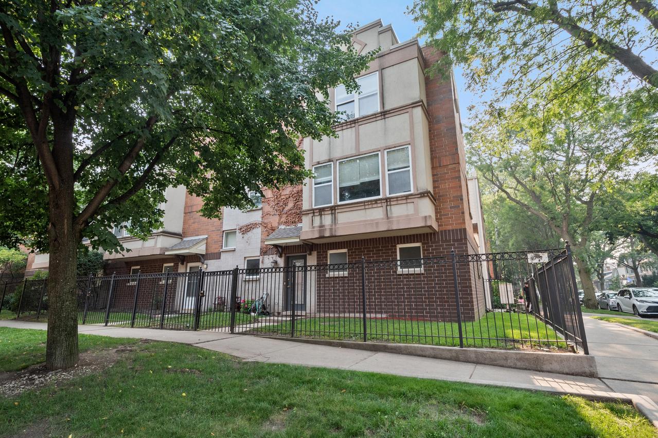 7248 N Damen Ave., Chicago, IL 60645