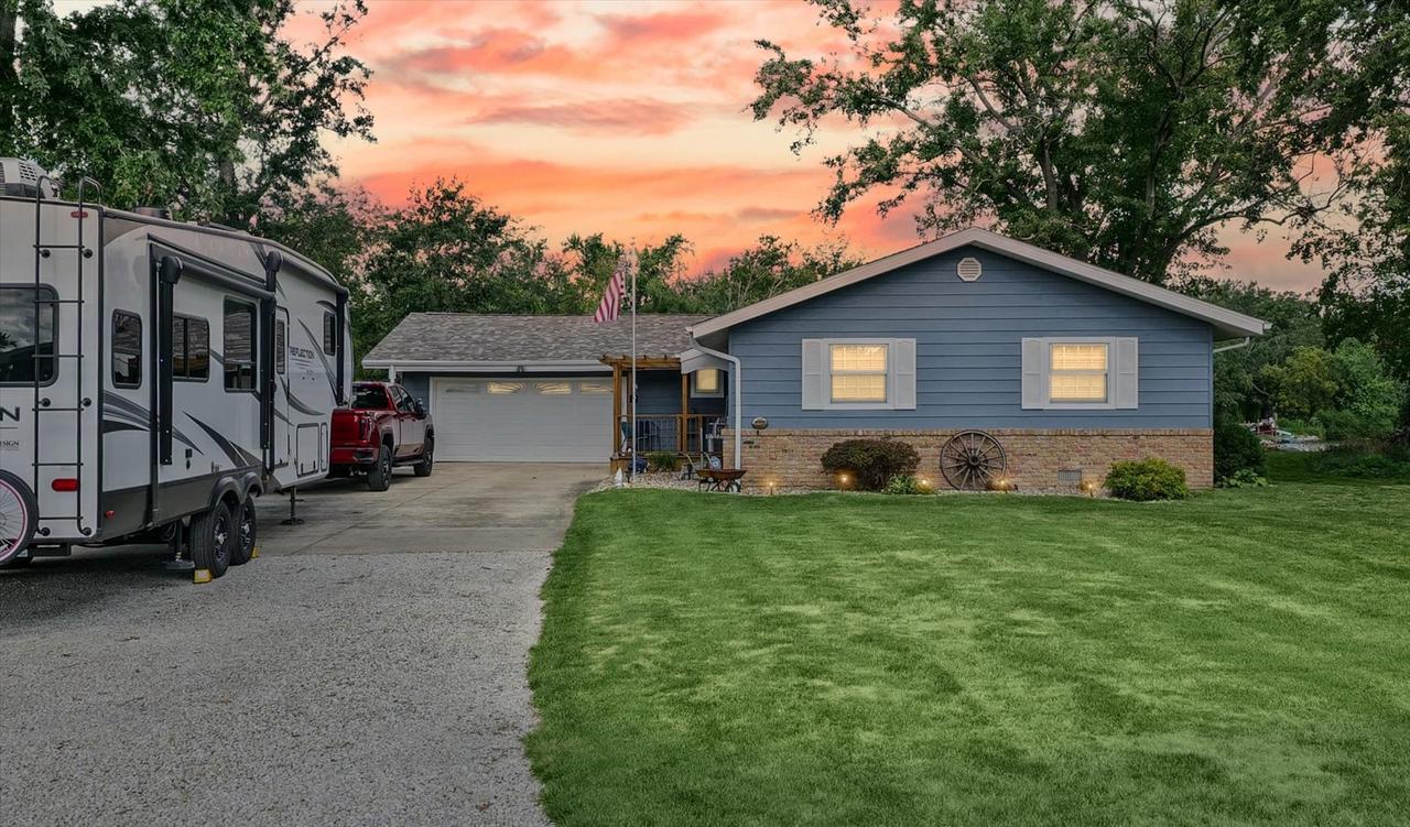 3203 Greenwood Dr., Dewey, IL 61840