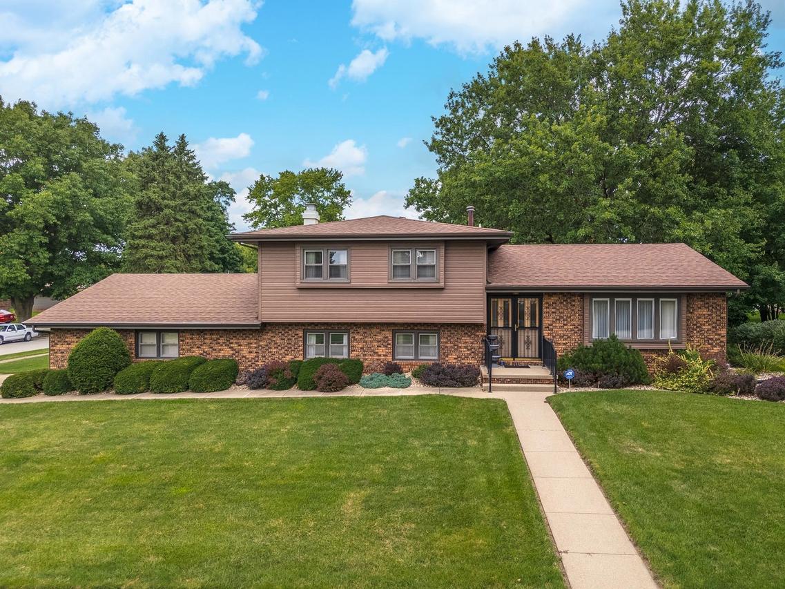 2502 Yorktown Dr., Bloomington, IL 61704