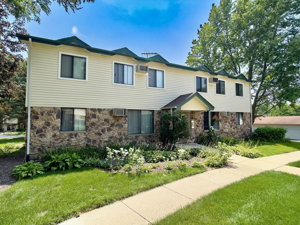 8336 Oak Leaf Dr. #1704, Woodridge, IL 60517