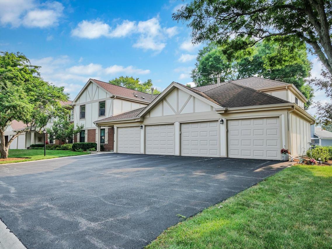 733 Elmwood Ln. #C2, Wheeling, IL 60090