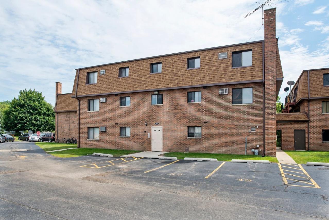 493 Mchenry Rd. #3B, Wheeling, IL 60090