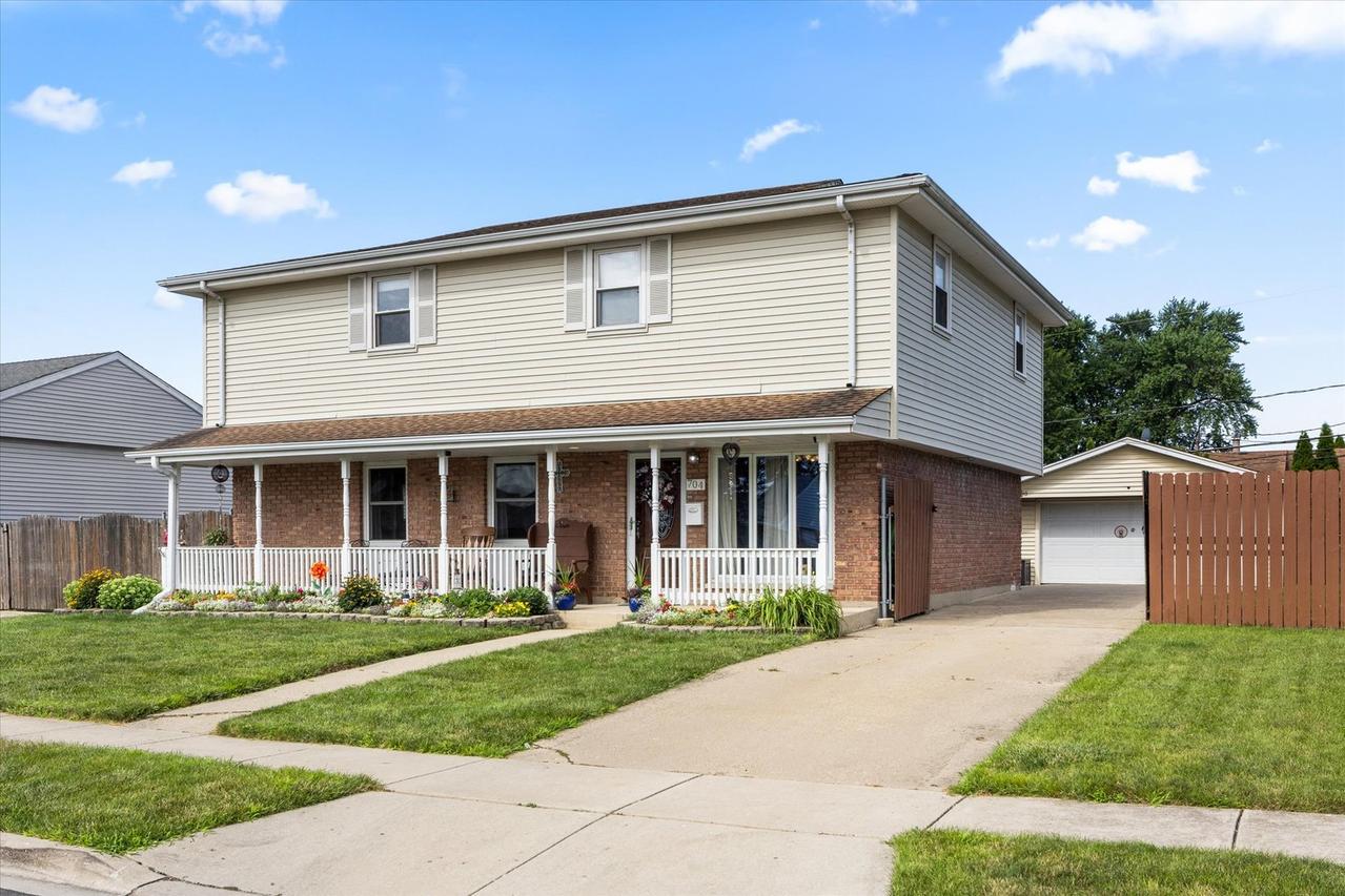 704 Geneva Ave., Romeoville, IL 60446