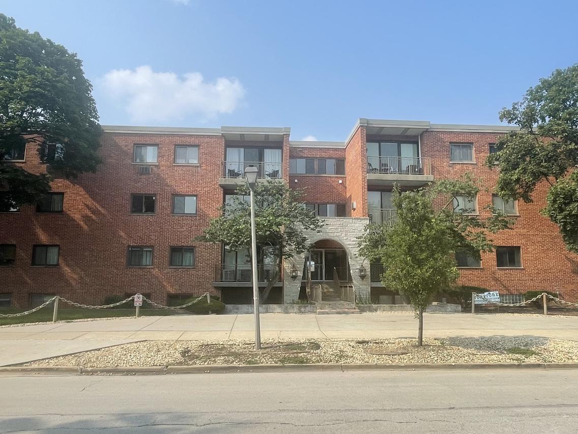 197 W Armitage Ave. #202, Elmhurst, IL 60126