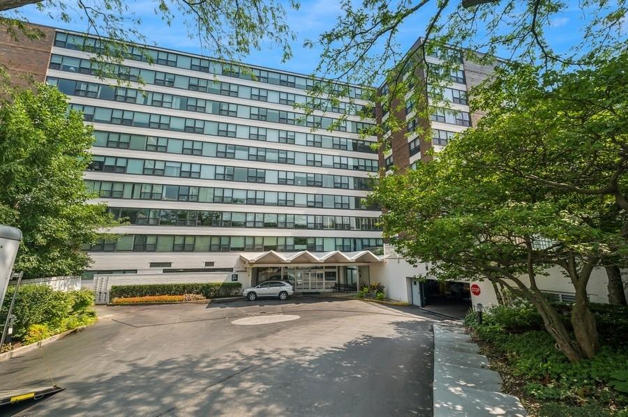 1616 Sheridan Rd. #3E, Wilmette, IL 60091