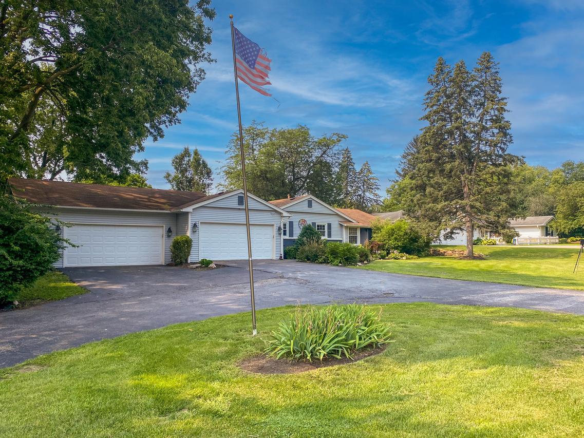 302 Mooseheart Rd., North Aurora, IL 60542