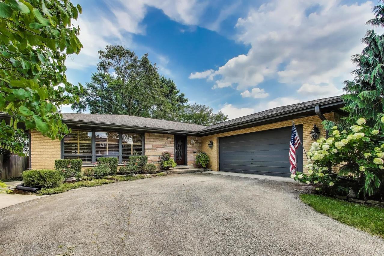275 Stonegate Rd., Clarendon Hills, IL 60514
