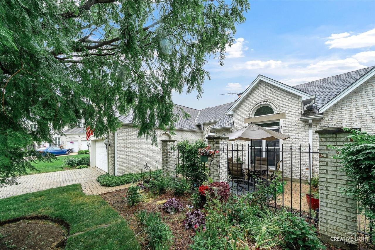 27 Hillcrest Dr., Sugar Grove, IL 60554