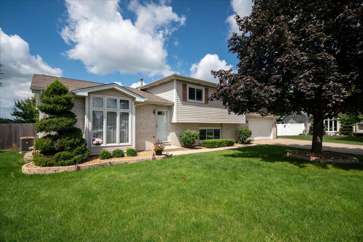 2533 Waterford Dr., Crest Hill, IL 60403