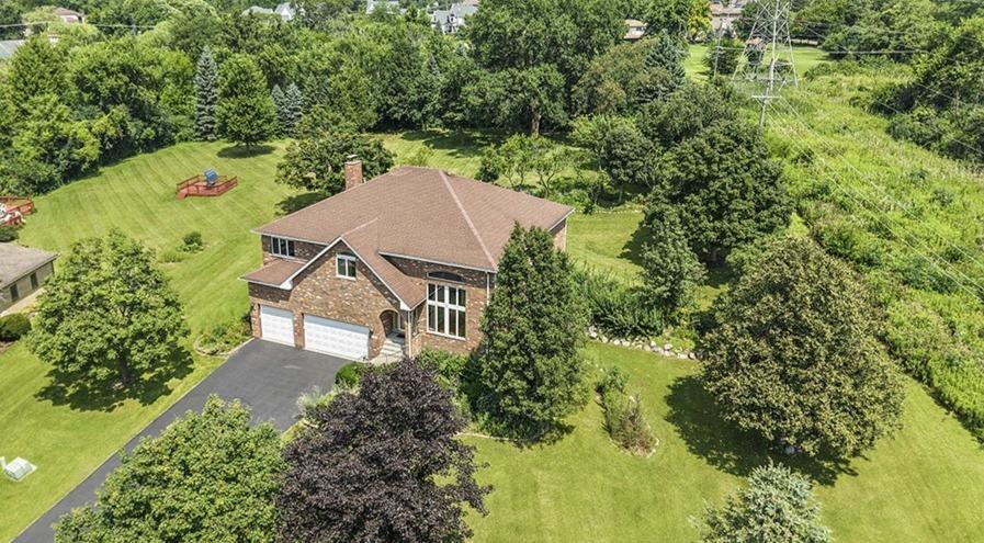 12 Woodland Dr., Lemont, IL 60439