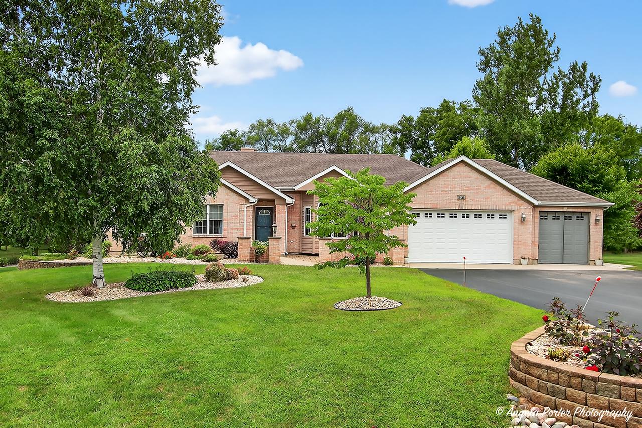 209 Geneva Ln., Mchenry, IL 60051