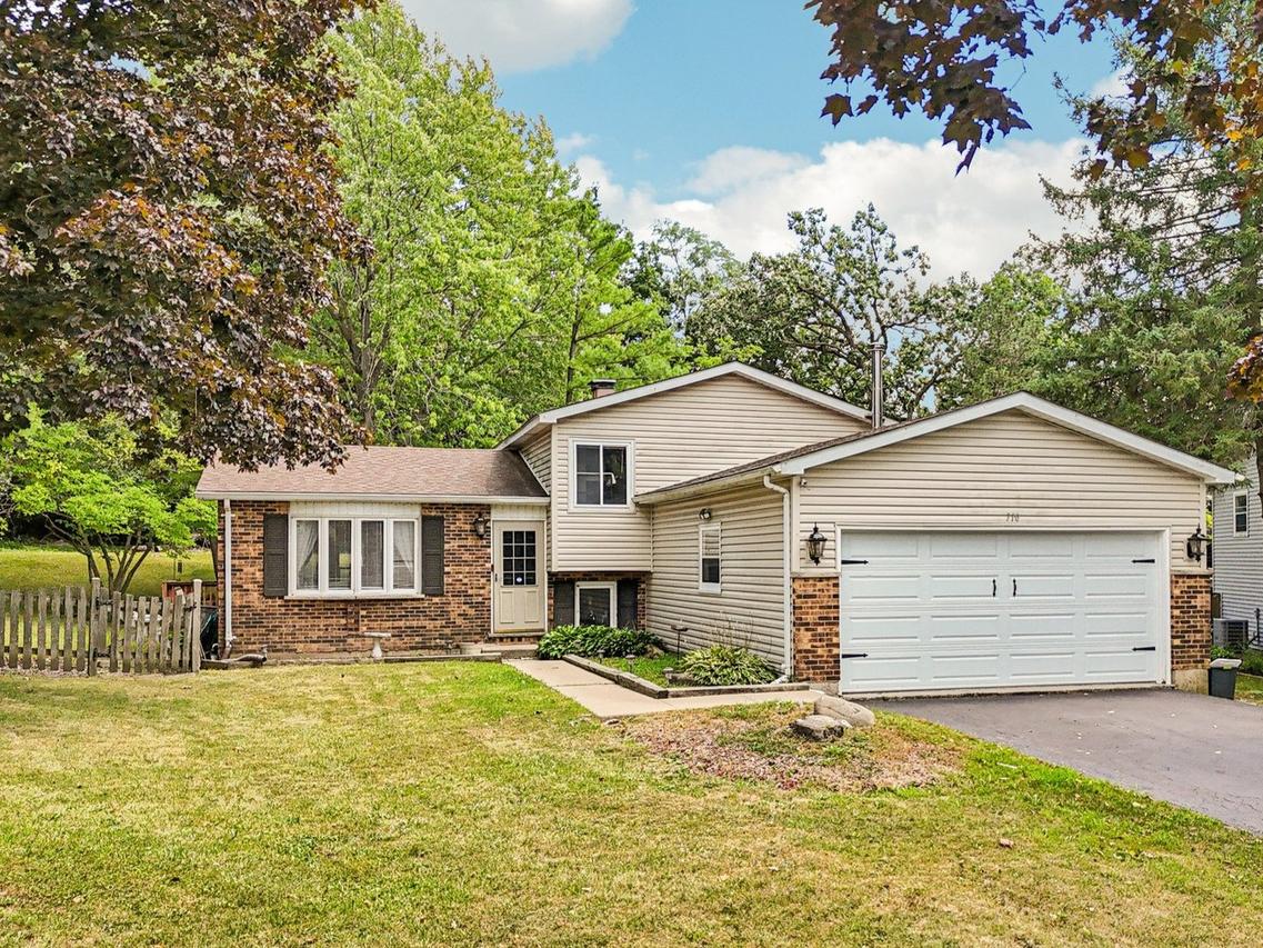 710 Greenbriar Ln., Lindenhurst, IL 60046