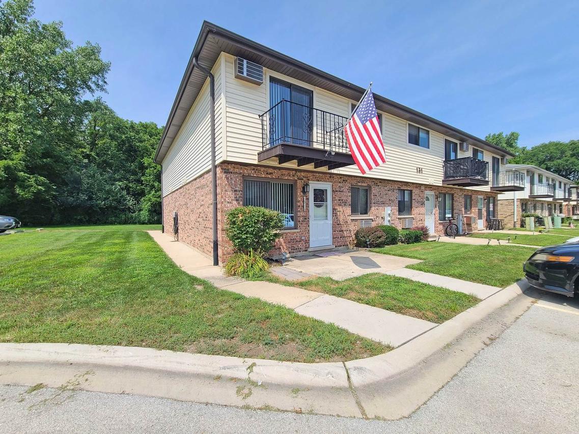 131 Willows Edge Ct. #A, Willow Springs, IL 60480