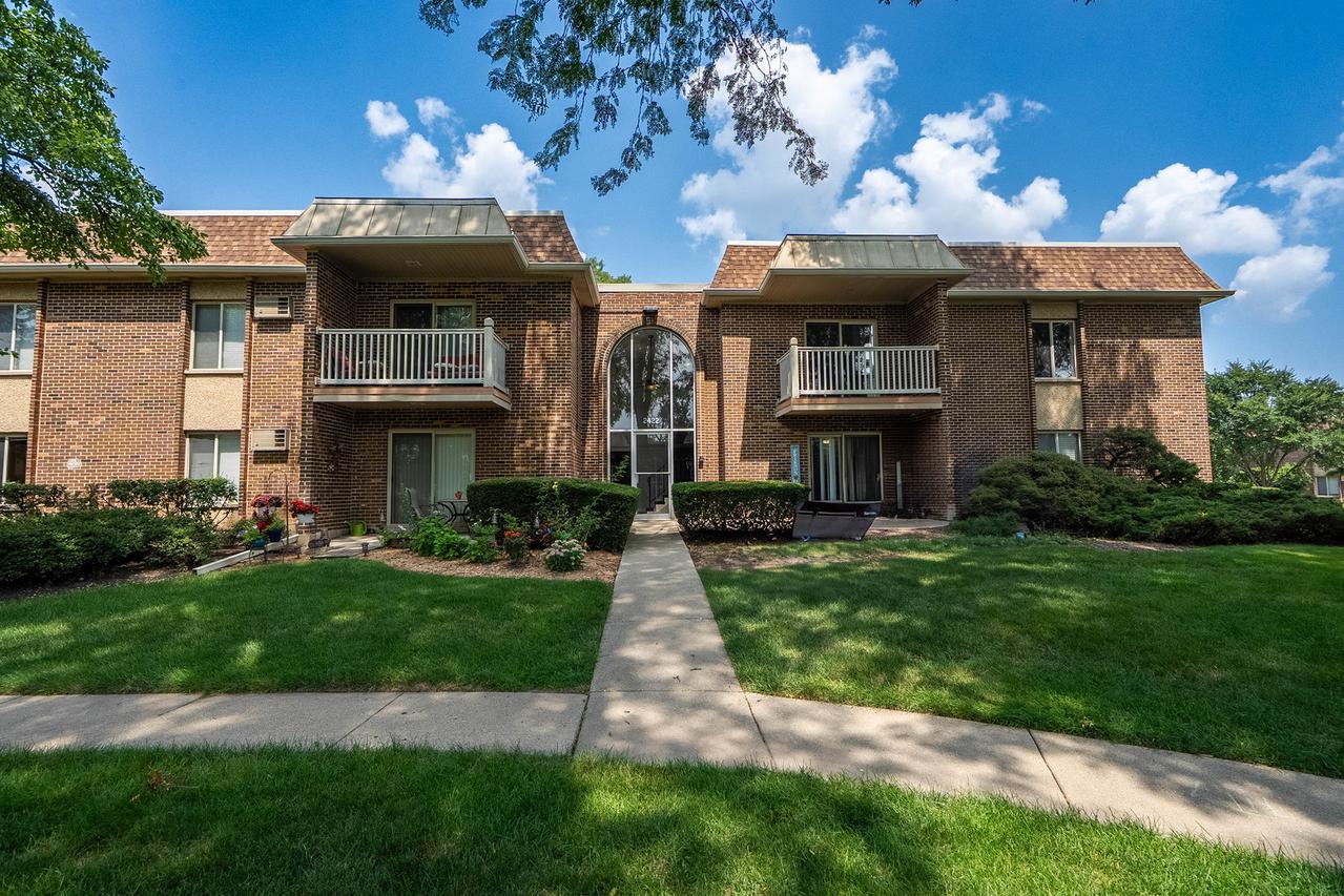 2422 N Kennicott Dr. #2A, Arlington Heights, IL 60004