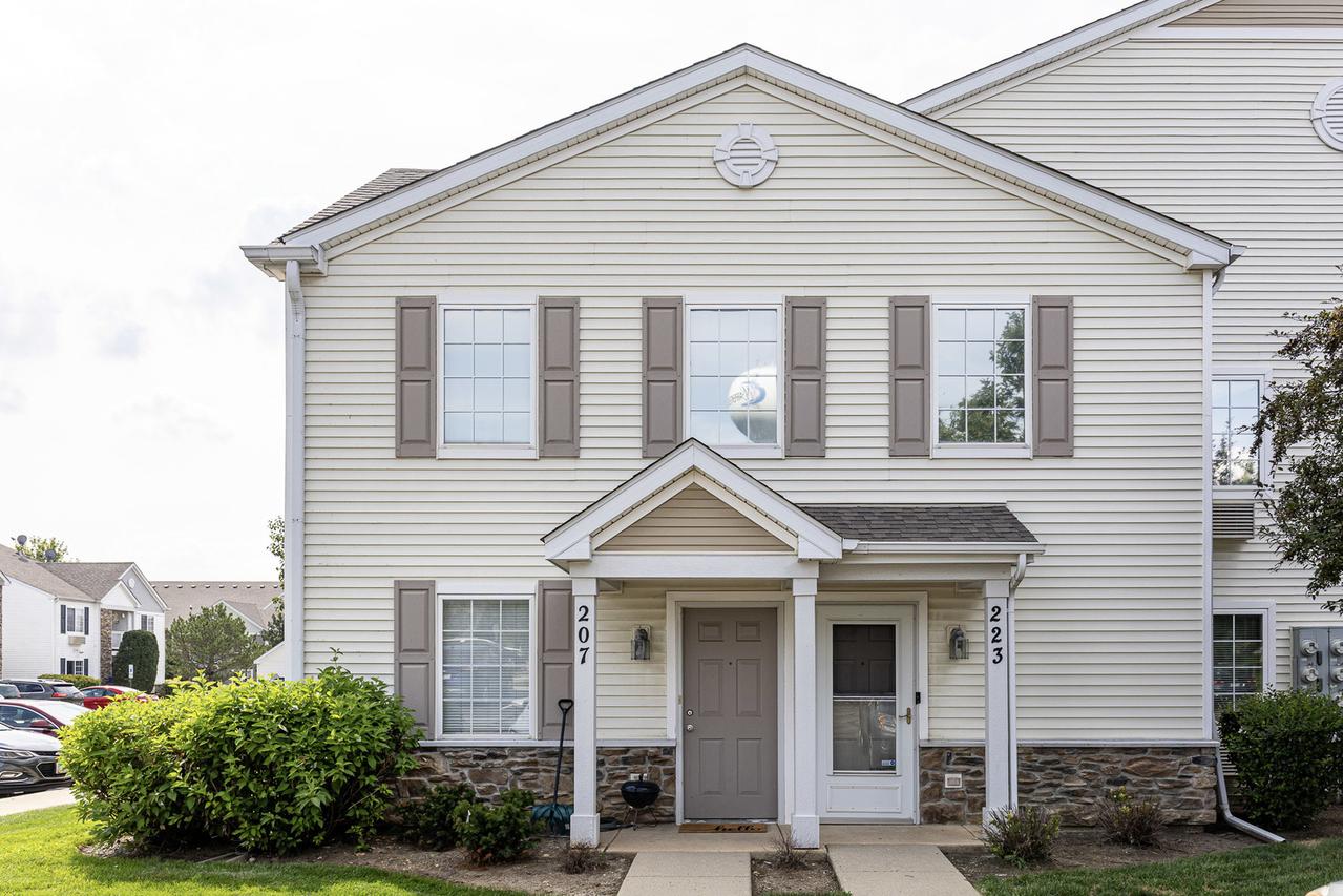 223 Silverstone Dr., Carpentersville, IL 60110