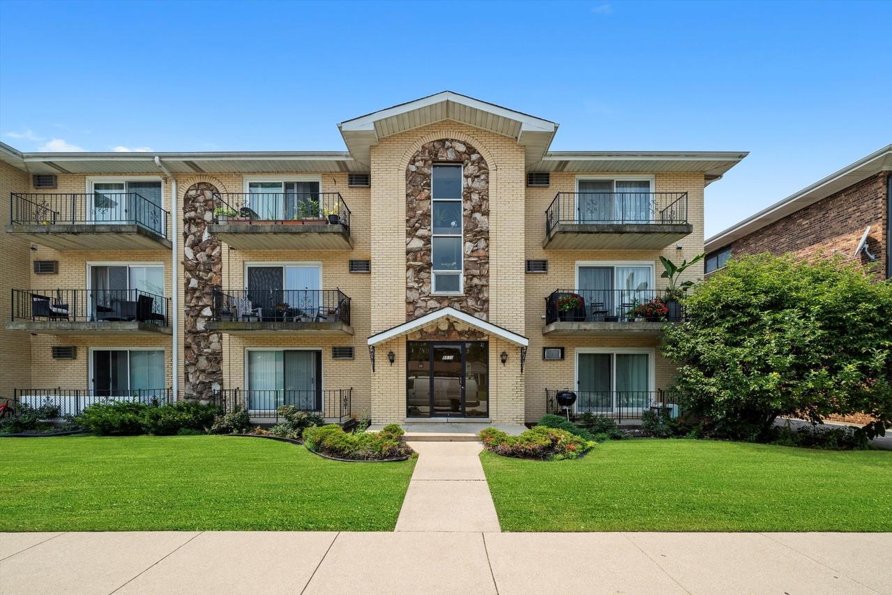8830 Mobile Ave. #101, Oak Lawn, IL 60453