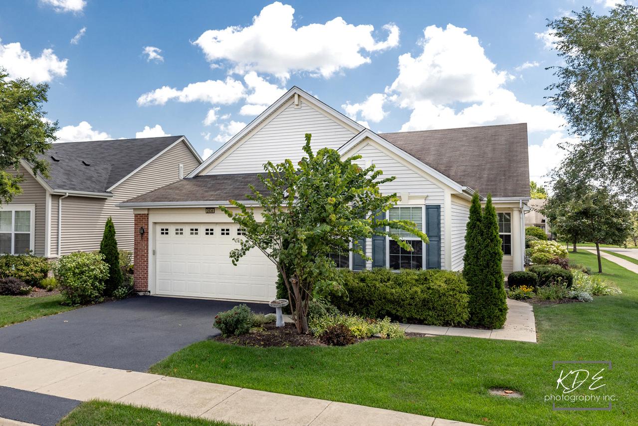 2836 Hillcrest Cir., Naperville, IL 60564